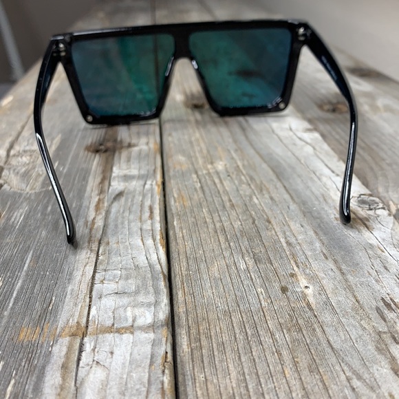Reflective Shield Mirrored Sunglasses - Picture 5 of 6